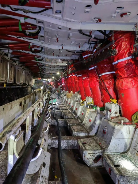 陜煤建設(shè)煤礦運(yùn)營(yíng)服務(wù)分公司：巴拉素煤礦22盤(pán)區(qū)2201綜采工作面機(jī)電設(shè)備安裝工程單機(jī)通電試運(yùn)轉(zhuǎn)圓滿成功