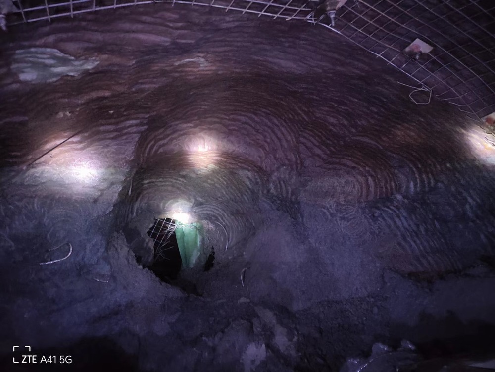 陜煤建設礦建二公司郭家灘項目部主副斜井聯(lián)絡巷順利貫通