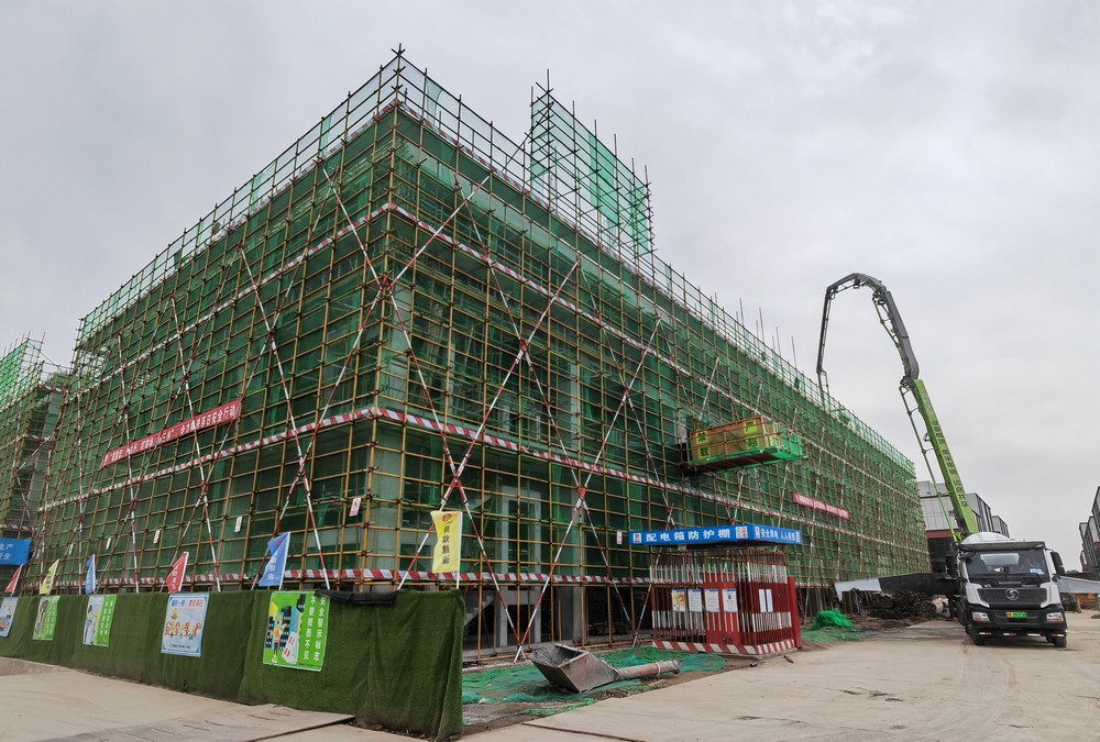 陜煤建設天工公司承建的中南高科·西安秦漢智康云谷基地項目14#、15#樓工程主體結構順利封頂