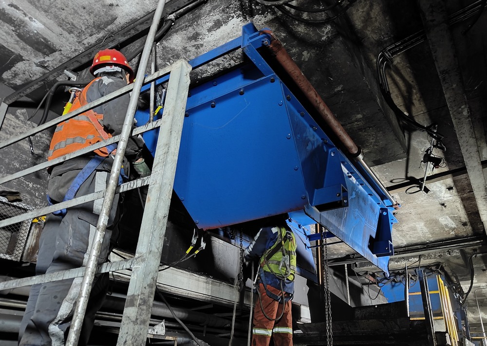 陜煤建設洗選煤運營分公司第二項目部：落煤塔暗道給煤機更換工程順利竣工，助力煤礦高效生產(chǎn)