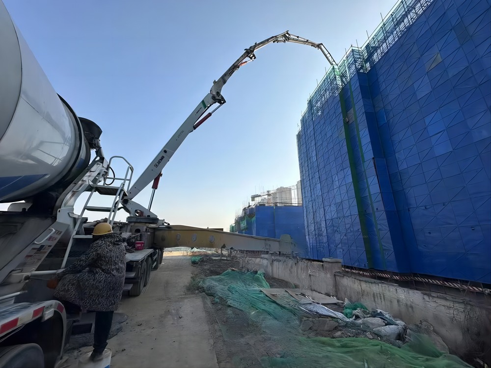 陜煤建設(shè)天工公司承建的大秦·山水逸境項(xiàng)目1#、2#樓工程主體結(jié)構(gòu)順利封頂