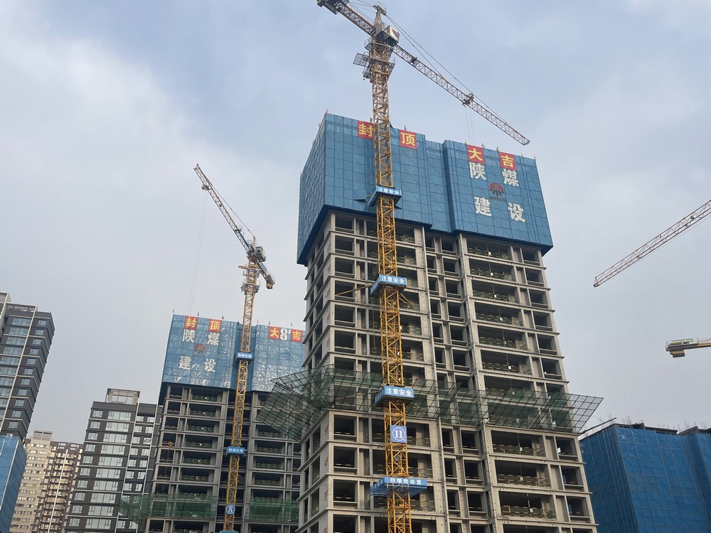 陜煤建設(shè)新龍城直屬項(xiàng)目部承建的銅川新龍城一期項(xiàng)目三標(biāo)段8#、11#樓順利封頂