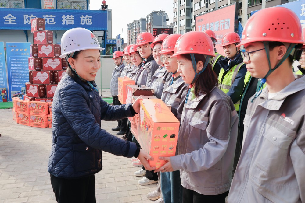 省總工會(huì)領(lǐng)導(dǎo)為陜煤建設(shè)一線職工送溫暖