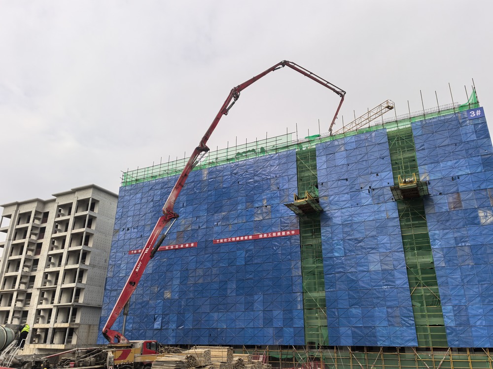 實(shí)力彰顯！陜煤建設(shè)天工公司承建的大秦·山水逸境項(xiàng)目全部工程主體結(jié)構(gòu)順利封頂