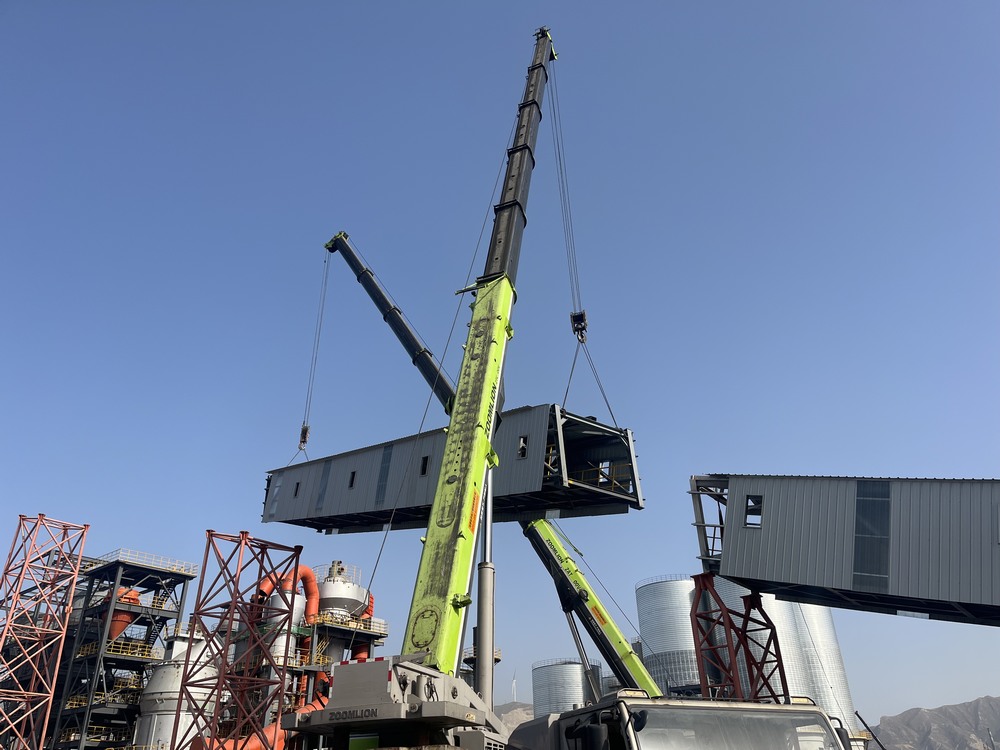 陜煤建設(shè)天工公司土建第二十一項(xiàng)目部：雙機(jī)抬吊破難題，通廊凌空展雄姿