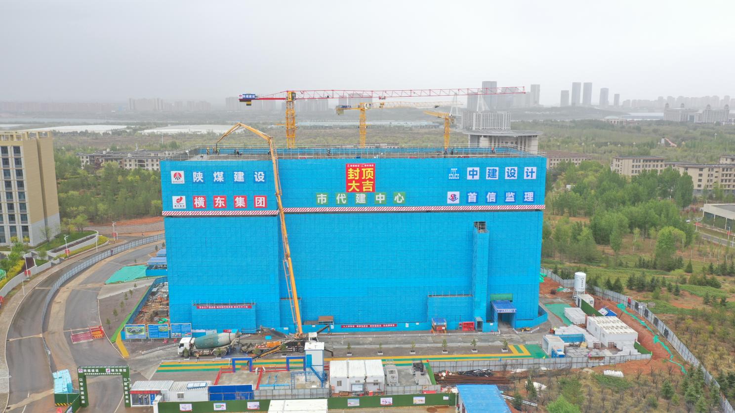 陜煤建設(shè)內(nèi)蒙古分公司：鄂爾多斯應(yīng)用技術(shù)學(xué)院實(shí)驗(yàn)樓主體結(jié)構(gòu)封頂，項(xiàng)目建設(shè)進(jìn)入新階段