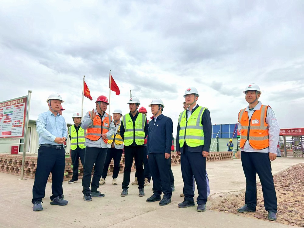 陜煤集團(tuán)工程總監(jiān)、基本建設(shè)管理部總經(jīng)理李仰東深入榆林化學(xué)二期項(xiàng)目檢查指導(dǎo)