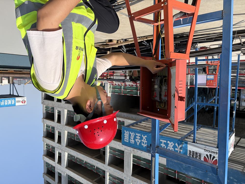 陜煤建設(shè)天工公司的 520 硬核告白：安全帽作玫瑰，卷尺圖紙寫情詩