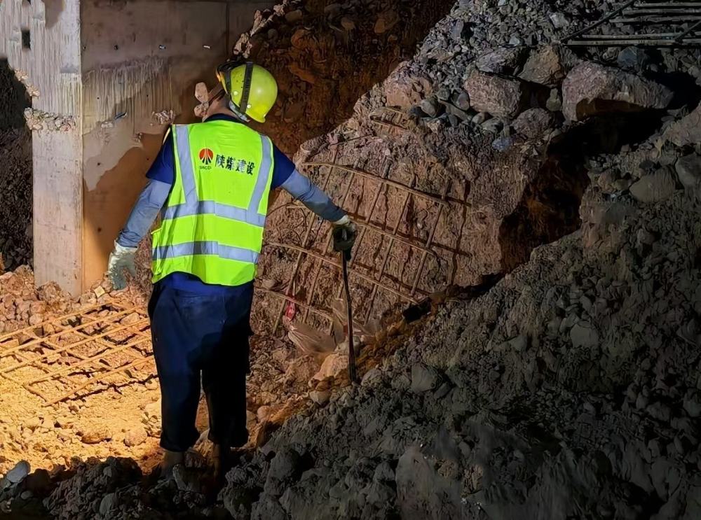 夜燈下的鋼鐵脊梁