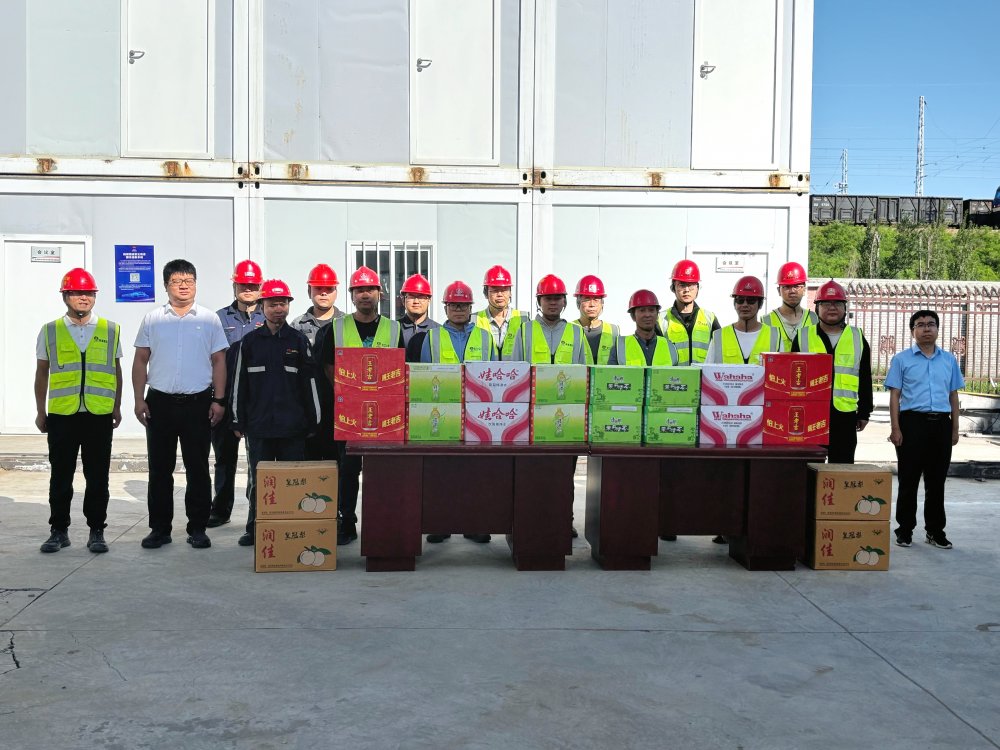 陜西小保當礦業(yè)有限公司總經理薛曉強一行深入陜煤建設第二直屬項目部開展“送清涼”慰問活動