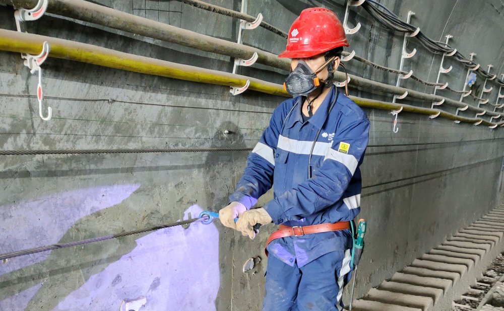 爬坡不用“喘粗氣”！玻璃溝煤礦行人助行裝置投運，省力更暖心