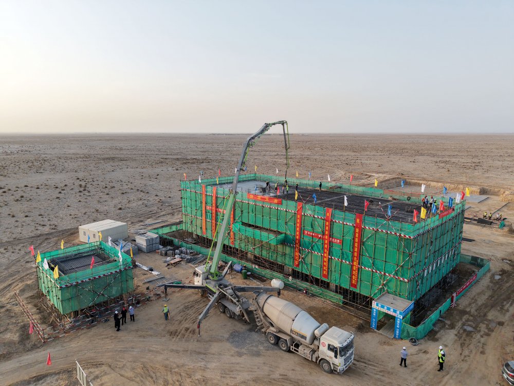 陜煤集團(tuán)新疆公司兵團(tuán)第十三師新星市30萬千瓦光伏發(fā)電項(xiàng)目升壓匯集站生產(chǎn)綜合樓、警衛(wèi)傳達(dá)室順利封頂