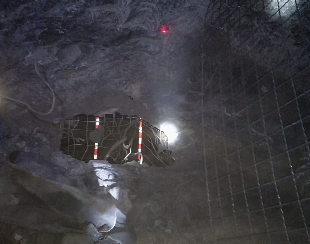 陜煤建設礦建二公司建莊項目抗災排水泵房水倉硐室順利貫通