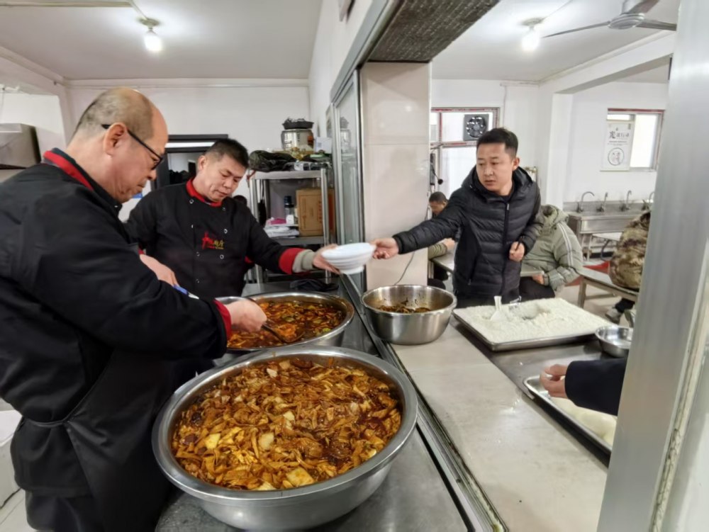 陜煤建設(shè)煤礦運(yùn)營(yíng)服務(wù)分公司：一線寒冬，后勤送暖