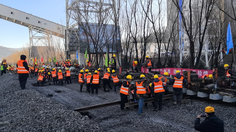 極限挑戰(zhàn)！“天窗”點(diǎn)啃下鐵路道岔施工硬骨頭