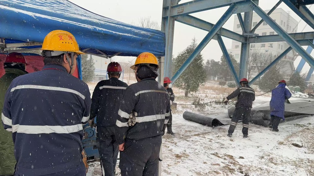 陜煤建設(shè)洗選煤運(yùn)營(yíng)公司澄合山陽(yáng)運(yùn)營(yíng)項(xiàng)目部：凜風(fēng)裹雪換皮帶  堅(jiān)守崗位迎新年