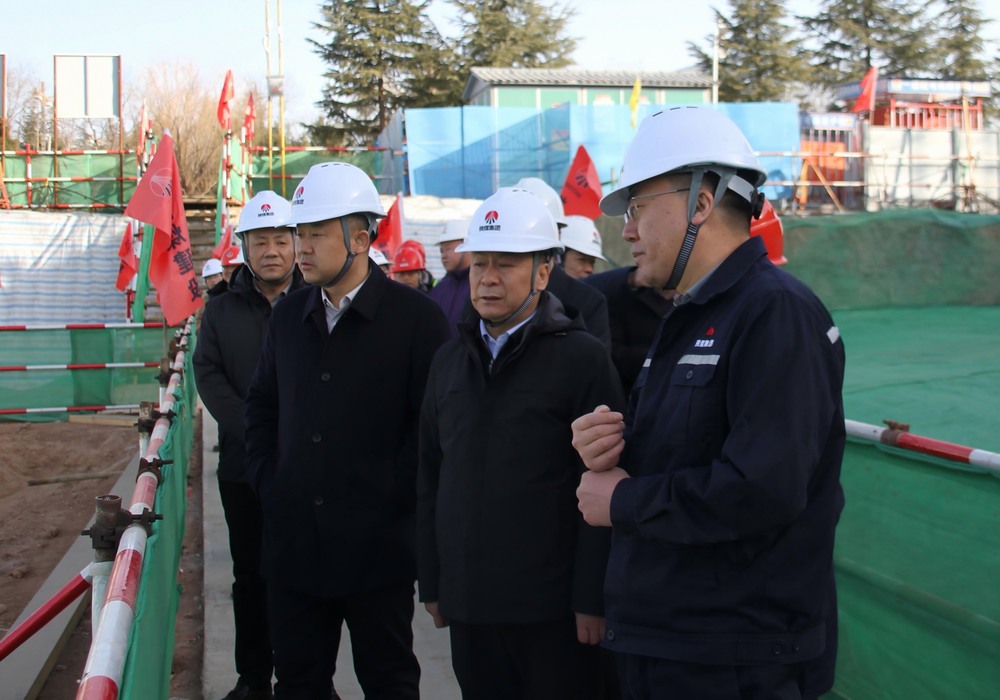 陜煤集團工程總監(jiān)、基本建設(shè)管理部總經(jīng)理李仰東深入陜煤建設(shè)承建的銅創(chuàng)能材項目檢查指導(dǎo)工作