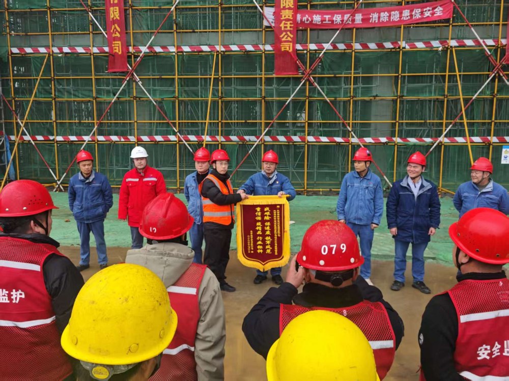 攻堅收官迎新春 封頂獻(xiàn)禮啟新程